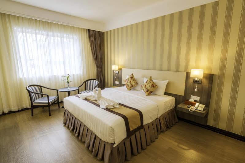 Paradise Hotel Phnom Penh Esterno foto